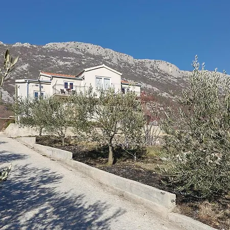 3 Bedroom Lovely In Apartment *